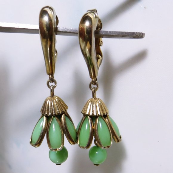 Super RARE 1955 TRIFARI Green Jade Dangle / Chandelier Style Vintage Earrings